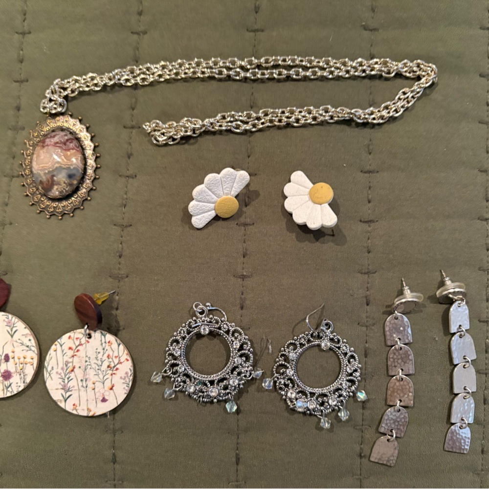 Elegant Mixed Jewelry Set with Floral and Gem Accents